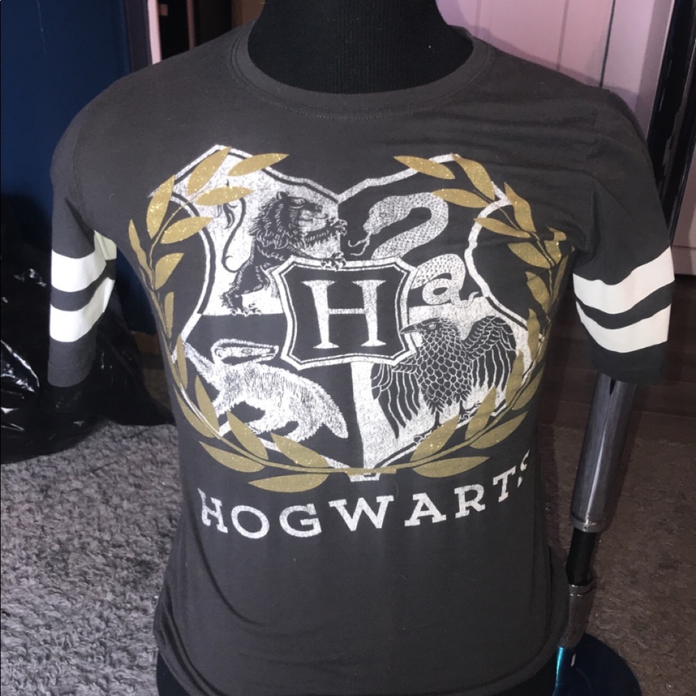 Small, new hog warts shirt